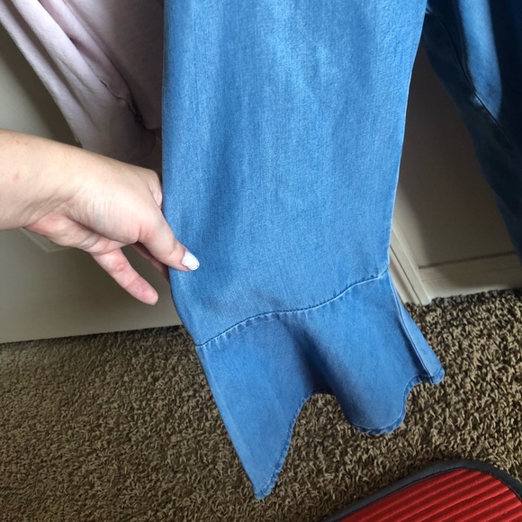 💛4/20 sale if you bundle NWOT Liz Claiborne bell sleeve chambray top - Picture 2 of 6